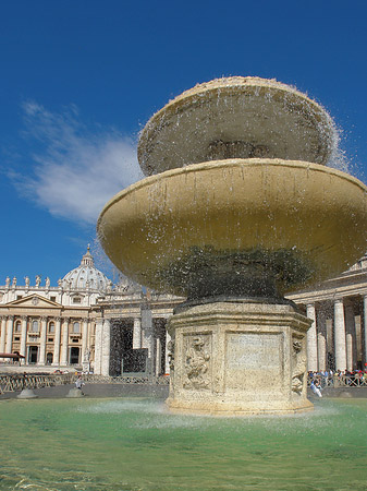 Brunnen mit Petersdom - Vatikanstaat