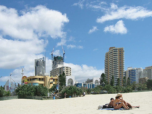 Strand mit Touristen - Queensland (Surfers Paradise)