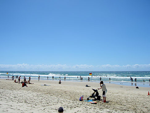 Strand mit Touristen - Queensland (Surfers Paradise)