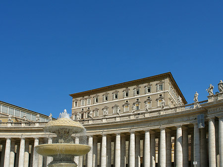 Brunnen mit dem Apostolischen Palast - Vatikanstaat