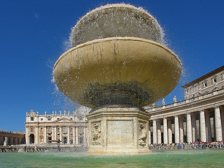 Brunnen mit Petersdom - Vatikanstaat