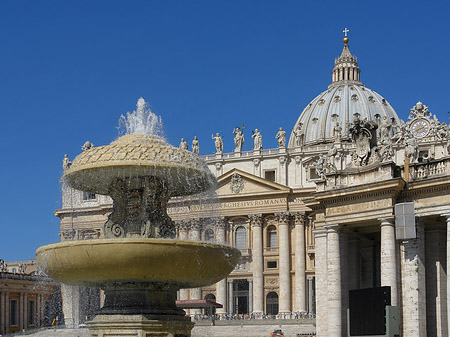 Brunnen mit Petersdom - Vatikanstaat